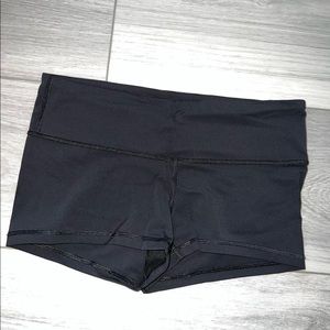 lululemon wunder under low rise 2.5 short